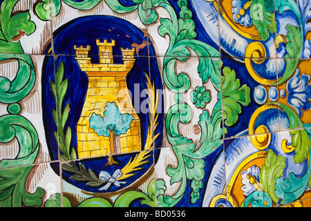 Farbenfrohe Azuleyos, Fliesen, auf einer Bank in Ayamonte's Plaza de la Laguna, Spanien Stockfoto