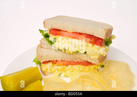 Eiersalat auf weißem Brot mit Kartoffelchips und Essiggurke auf weißem Hintergrund Stockfoto