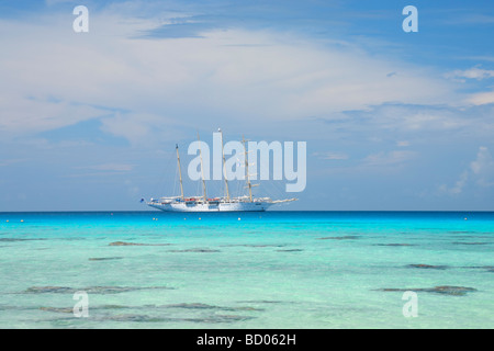 Segelboot auf Rangiroa Lagoon, Tuamotu-Archipel, Französisch-Polynesien Stockfoto