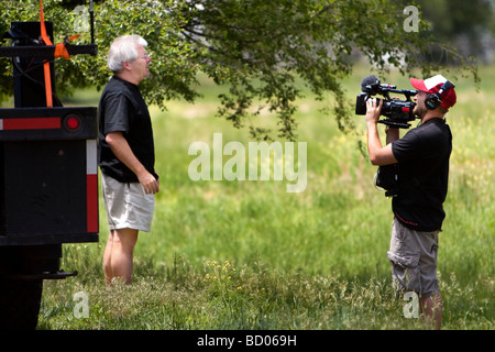 Josh Wurman gibt Interview auf Kamera zu Discovery Channel Videofilmer in Byers Kansas 4. Juni 2009 Stockfoto