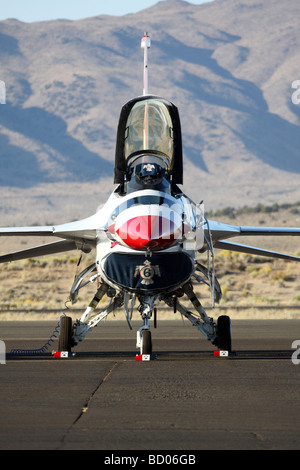 US Air Force Thunderbirds f-16 Fighting Falcon sitzt auf der Rampe vor einer Flugvorführung bei den 2008 Reno Air Races Stockfoto