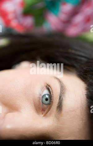 Nahaufnahme eines Weibes Auge, hellwach, Blick in die Kamera Stockfoto