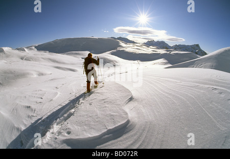 Frau auf einem Schneeschuh-Tour, auf der Sennes-Plateau, Naturpark Fanes-Senes-Prags, Dolomiten, Italien, Europa Stockfoto