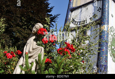 Statue außerhalb St. Barbara Kirche Kirche der Heiligen Barbara renoviert von Friedensreich Hundertwasser in Bärnbach Styria Austria Stockfoto