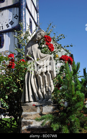 Statue außerhalb St. Barbara Kirche Kirche der Heiligen Barbara renoviert von Friedensreich Hundertwasser in Bärnbach Styria Austria Stockfoto