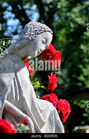 Statue außerhalb St. Barbara Kirche Kirche der Heiligen Barbara renoviert von Friedensreich Hundertwasser in Bärnbach Styria Austria Stockfoto