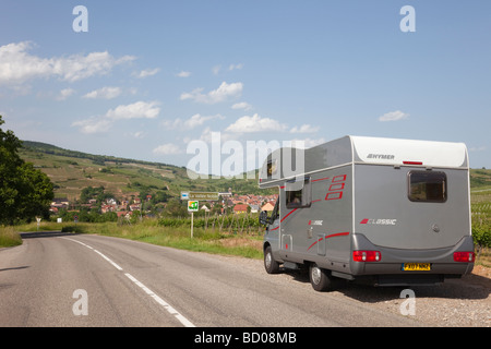 Westhalten-Haut-Rhin-Elsass-Frankreich. Wohnmobil auf der elsässischen Weinstraße Straße durch Grand Cru Weinberge im Tal Noble Stockfoto