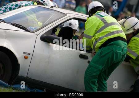 Krankenwagen-Crew, die Teilnahme an einem Verkehrsunfall, das Mädchen an der Vorderseite des Autos handelt, denn dies ist eine Demonstration, Stockfoto