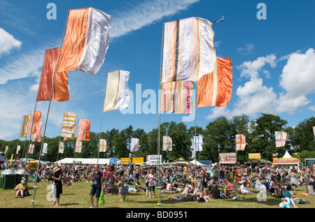 Menschen in der Arena bei WOMAD 2009 Charlton Park Wiltshire UK Stockfoto