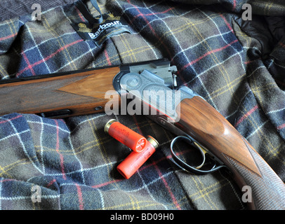 Beretta 682 besondere 12 gauge über under Schrotflinte, mit gravierten Verletzung und Diamant-Muster Holz Stockfoto