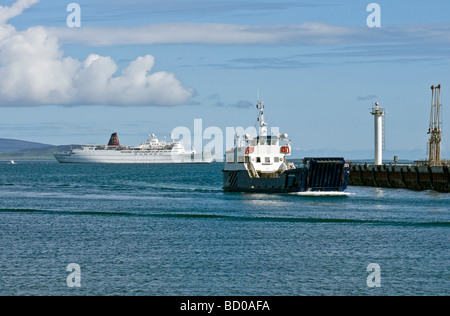 Autofähre, die Sharpinsay, die Rückkehr zum Hafen von Kirkwall mit Kreuzfahrtschiff Mona Lisa in der Bucht vor Anker Stockfoto