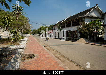 Der verschlafene Hauptstraße von der alten königlichen Hauptstadt von Luang Prabang in Laos Stockfoto