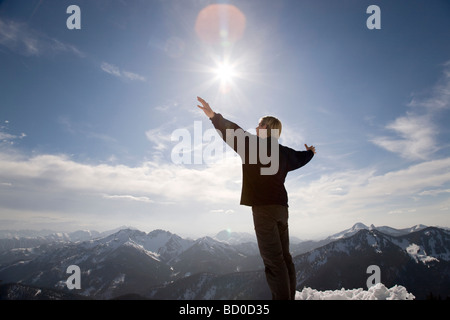 Mann, die Hände zum Himmel erhebend Stockfoto