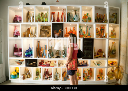 Ein Tourist shopping für Mdina Glass in einem Shop, Mdina, Malta, Europa Stockfoto