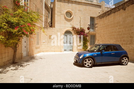 Einen Mini Cooper parkten außerhalb einer Villa in Mdina, Malta Stockfoto