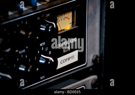 Nahaufnahme einer Audio-Kompressor-Einheit in einem Tonstudio, Montreal, Quebec Stockfoto