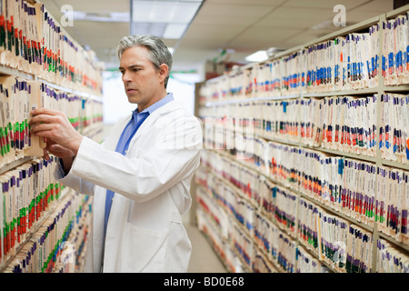 Männlichen Arzt medizinische Dateisuche Stockfoto