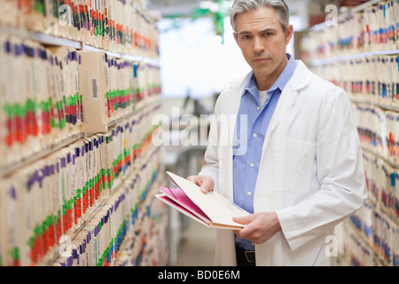 Männlichen Arzt medizinische Betriebskartei Stockfoto