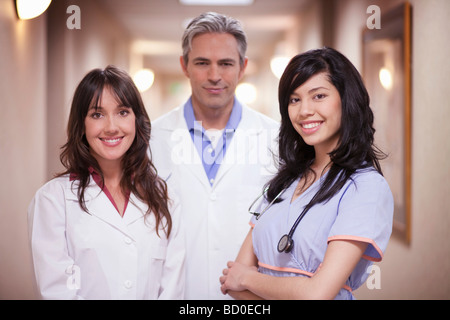 Zwei Ärzte und Krankenschwester lächelnd Stockfoto