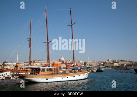 Eine große Yacht ankern in Sliema, Valletta Skyline im Hintergrund, Sliema, Malta Stockfoto