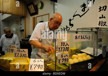 Ein Kreditor Vorbereitung Reiskuchen in einem Fast-Food-laden in Tokio Japan Stockfoto