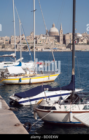 Yachten ankern in Sliema, Valletta Skyline im Hintergrund, Sliema, Malta Stockfoto