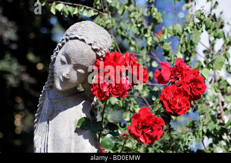 Statue außerhalb St. Barbara Kirche Kirche der Heiligen Barbara renoviert von Friedensreich Hundertwasser in Bärnbach Styria Austria Stockfoto