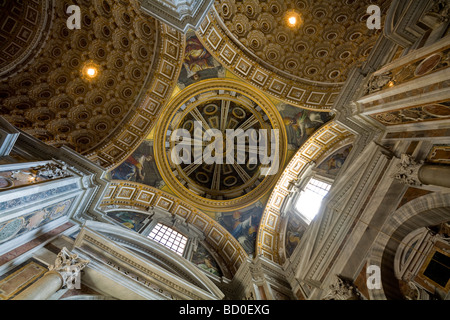 Innenansicht, Decke der Kuppel von Michelangelo in der Basilika des Heiligen Petrus, größte Kirche in der Welt, Vatikanstadt, Italien Stockfoto
