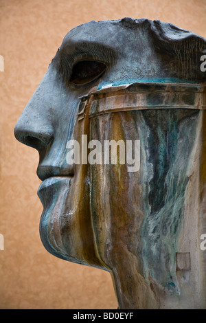 Eine zeitgenössische Skulptur des polnischen Künstlers Igor Mitoraj in einem römischen Hof, Rom, Italien. Stockfoto