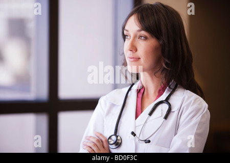 Frau Doktor suchen Fenster Stockfoto