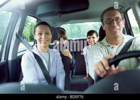 Familie zusammen im Auto auf Roadtrip Stockfoto