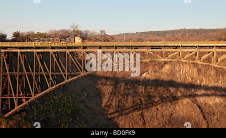 Victoria fällt Brücke über den Sambesi-Fluss aus Sambia in Simbabwe. Es hat ein Straßen-, Schienen- und einen Fußweg Stockfoto