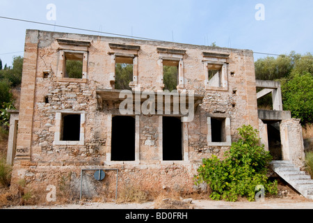 Alte beschädigte Häuser in Assos durch das Erdbeben von 1953 Stockfoto