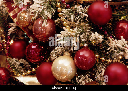 Weihnachtsschmuck an einem verschneiten Baum Stockfoto