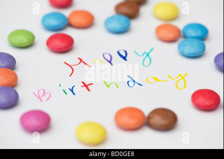 Happy birthday und Schokolade Smarties Stockfoto