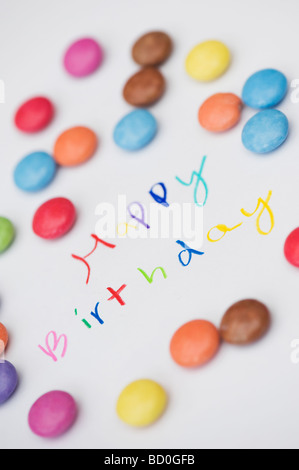 Happy birthday und Schokolade Smarties Stockfoto