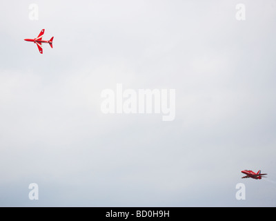 rote Pfeile während der Flugschau im Formationsflug Stockfoto