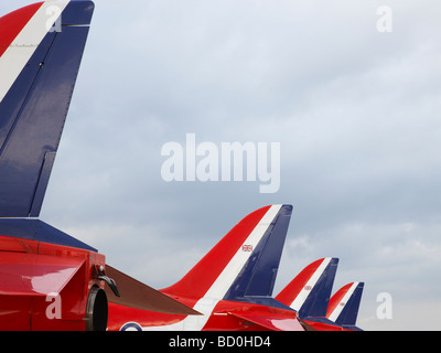 rote Pfeile, aufgereiht und warten auf die Startbahn abheben Stockfoto