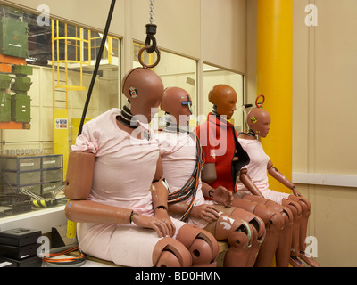 Crash Test Dummies, aufgereiht in einer Autofabrik Stockfoto