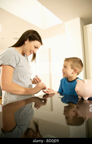 Mama Übergabe junge Geld Stockfoto