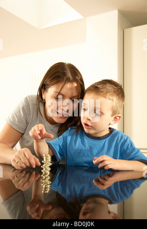 Mama mit Sohn und Geld Stockfoto