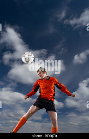 Fußballer Überschrift Kugel Stockfoto