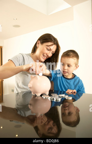 Mutter und Sohn mit Geld Stockfoto