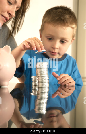 Mutter und Sohn und Geld Flor Stockfoto