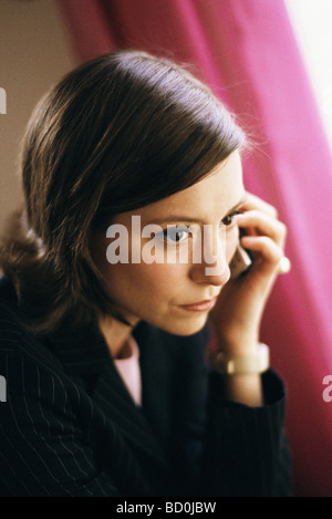 Frau, Anruf, hören nachdenklich wegschauen Stockfoto