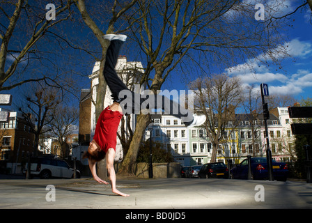 Mann tut Back Flip auf Straße Stockfoto