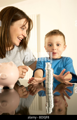 Mama mit Sohn und Geld Stockfoto