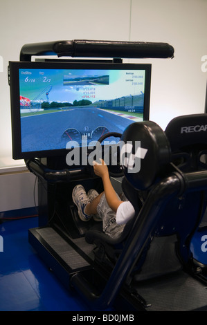 Kinder spielen Autofahren Spiel in Tokio Japan Stockfoto