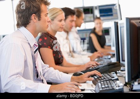 Auf lagerhändler arbeiten am Computer Stockfoto