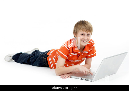 Kleiner Junge mit Laptop-Computer Stockfoto